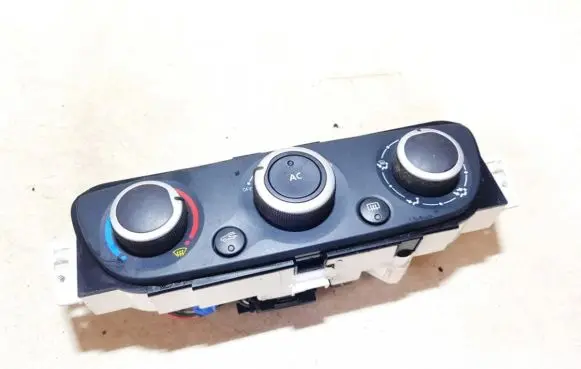 Renault Megane III Climate control unit 09100621