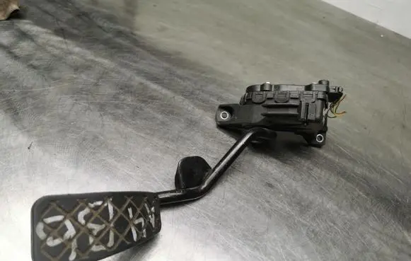 Audi A4 S4 B6 8E 8H Accelerator throttle pedal 8E2721523