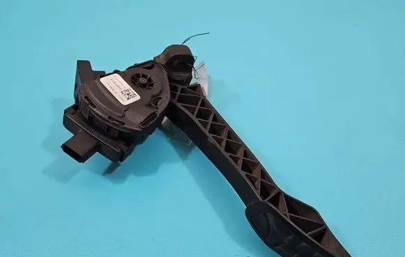 Accelerator throttle pedal