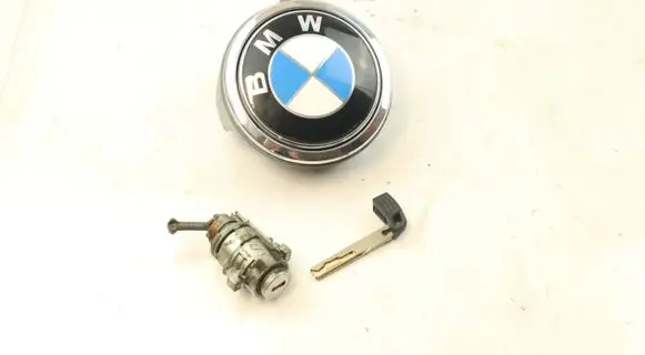 BMW 6 E63 E64 Tailgate exterior lock 7061327 10862510