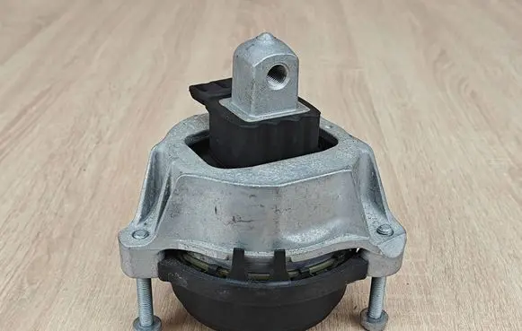 BMW 5 G30 G31 G38 Engine mount bracket 6860472