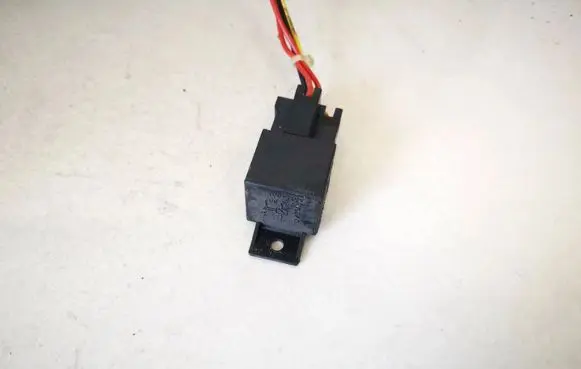 Volkswagen Golf IV Other relay e3024001