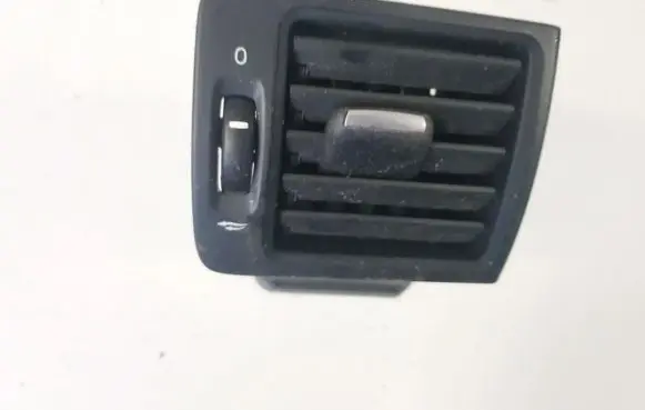 Volvo C30 Dash center air vent grill y01103