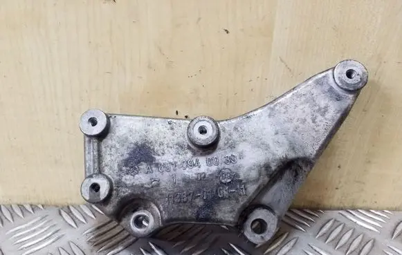Engine mounting bracket