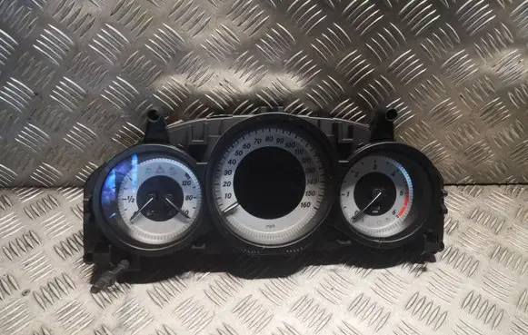 Mercedes-Benz C W204 Speedometer (instrument cluster) 2049002708 A2049002708