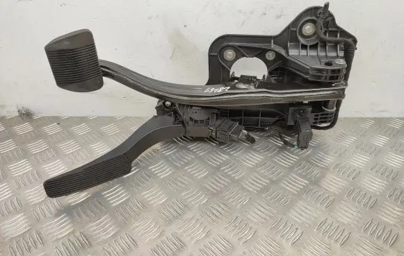 Chrysler Pacifica Pedal assembly 04581677AB P04581676AC