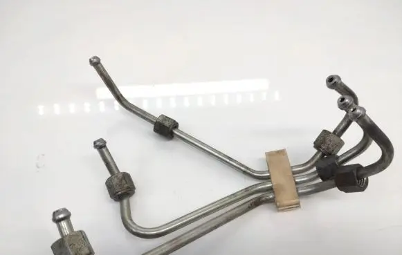 Volvo XC70 Fuel injector supply line/pipe 