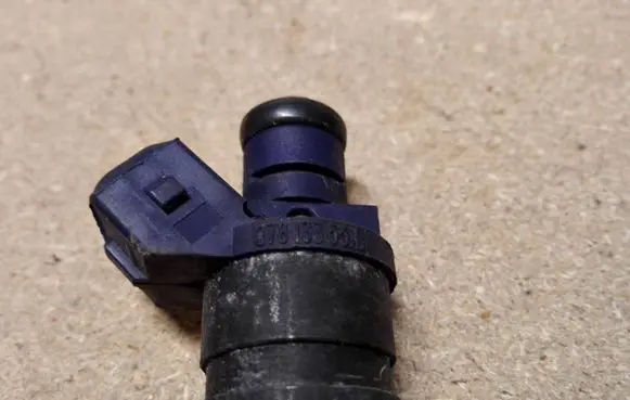 Audi A6 S6 C5 4B Fuel injector 078133551L
