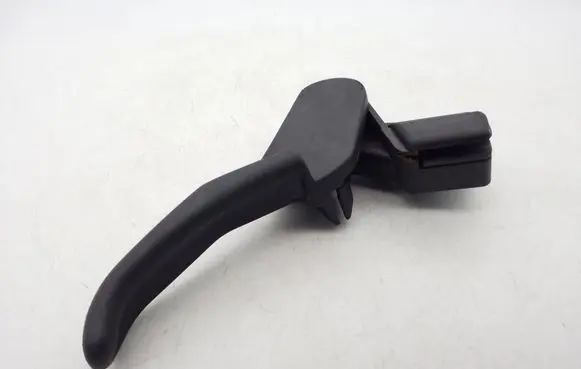 Volkswagen PASSAT B5.5 Engine bonnet (hood) release handle 3B1823533