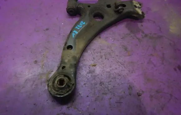 Toyota Avensis T220 Front control arm
