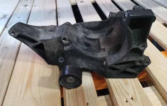 BMW X3 E83 Generator/alternator bracket 7802639