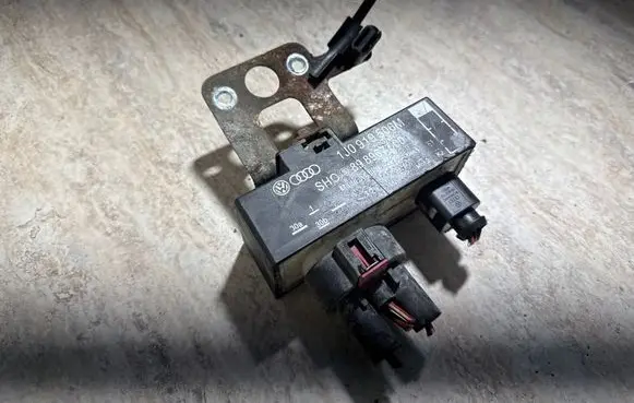 Volkswagen Polo V 6R Coolant fan relay 1J0919506M