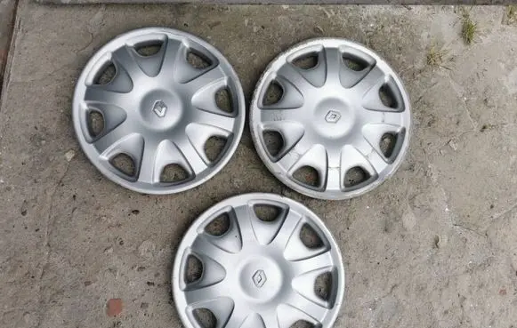 Renault Megane I R15 wheel hub/cap/trim 7700422941
