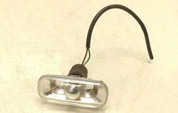 Front fender indicator light