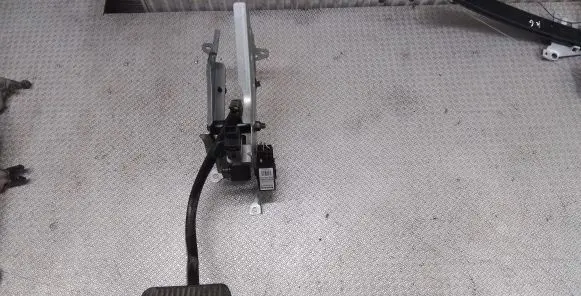 Volvo XC90 Brake pedal