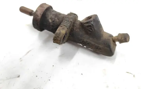 Clutch slave cylinder