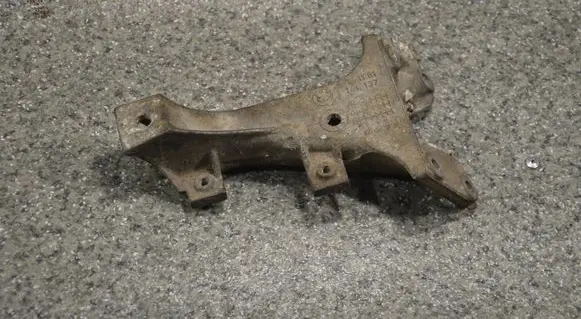 BMW 5 E39 Engine mounting bracket 1141137
