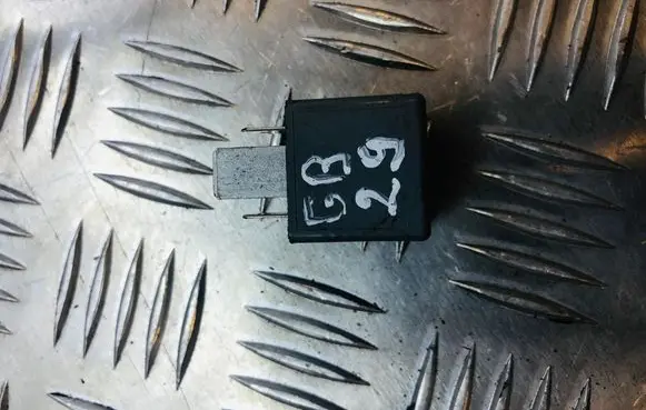 Audi A6 S6 C5 4B Other relay 8D0951253