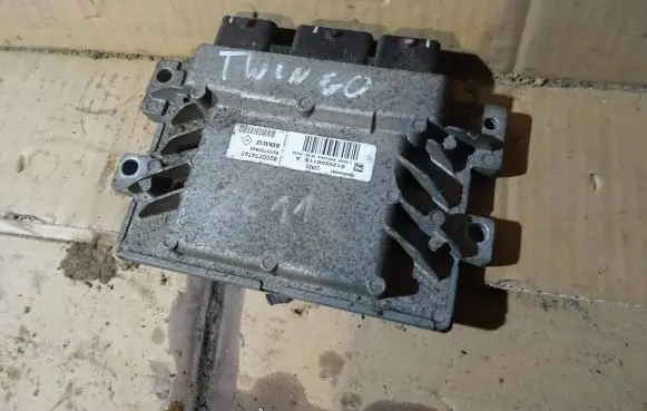 Renault Twingo II Engine control unit/module 8200774747 S120200113A