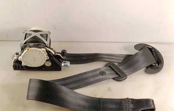 Volkswagen Polo V 6R Front seatbelt 6R3857706 051048 1000045