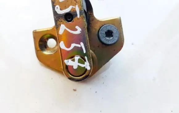 Ford Mondeo Mk III Front door lock loop/hook striker C7G0A