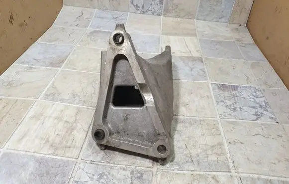 Peugeot 607 Engine mounting bracket 9653919280