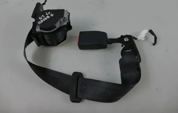 Middle seatbelt (rear)