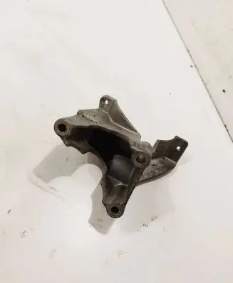 Engine mounting bracket