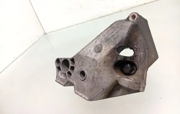 Engine mounting bracket