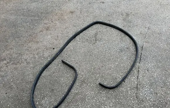 Iveco Daily 6th gen Rubber seal front door window/glass 72337