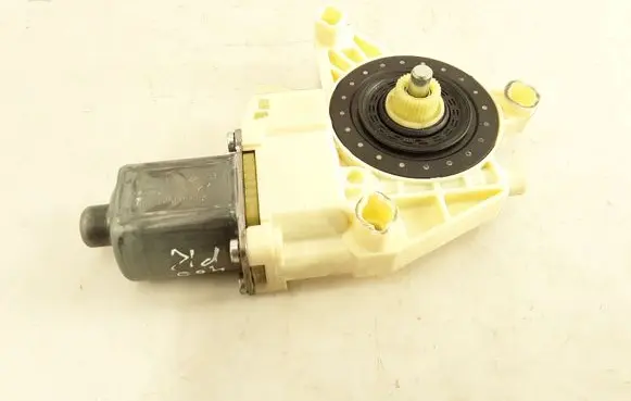 Mercedes-Benz C W204 Front door window regulator motor A2048200142