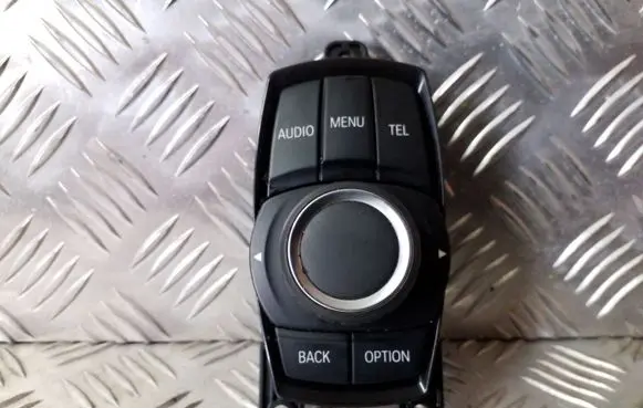 Head unit multimedia control