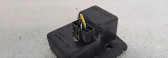 Subaru Forester SF Window wiper relay 3300120517