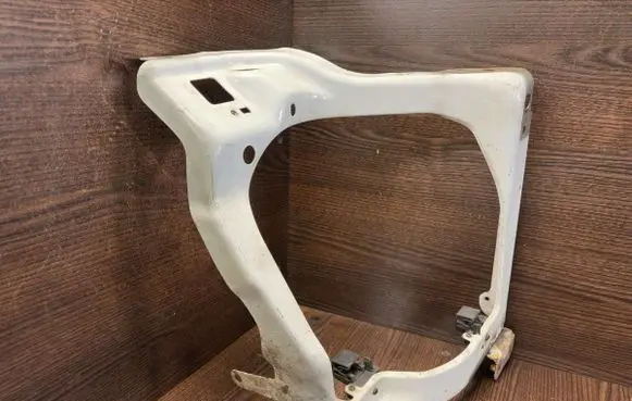 Headlight/headlamp mounting bracket