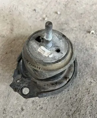 Jeep Grand Cherokee Engine mount bracket