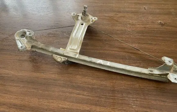 Rear door manual window regulator