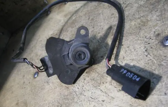 Ford Puma Coupe door lock (next to the handle) 