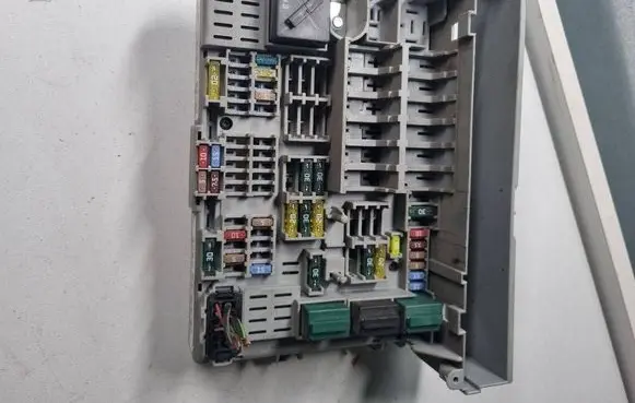 BMW 3 E90 E91 Fuse module 690662106