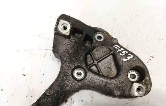 Engine mounting bracket