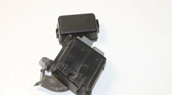 Toyota Auris E180 Relay mounting block 9008087030 9008087021