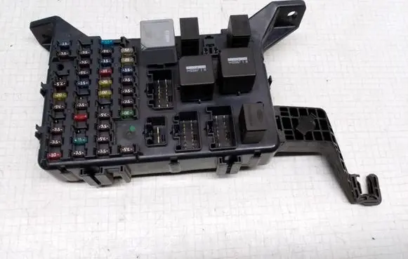Ford Mondeo Mk III Fuse module 4S7T14A073AA