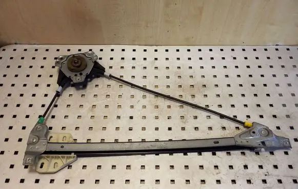 Rear door manual window regulator