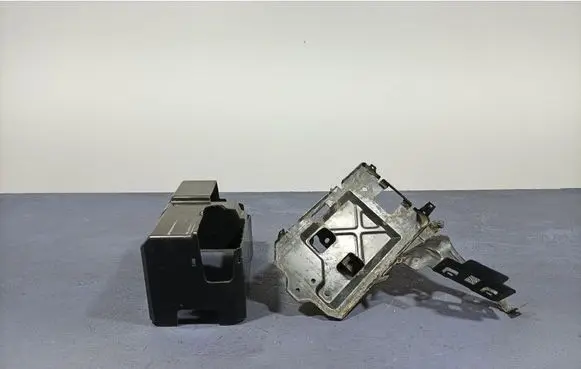 Opel Insignia A Battery box tray 84221668