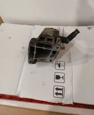 Mercedes-Benz E W212 Engine mounting bracket A6422233004