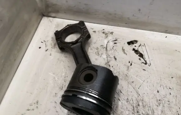 Land Rover Range Rover L322 Piston with connecting rod