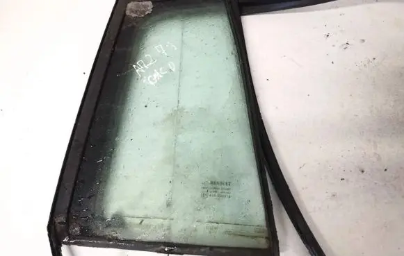 Renault Megane II Rear vent window glass 