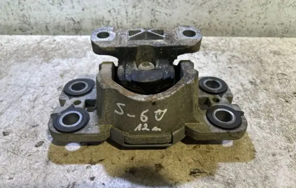 Volvo S60 Engine mount bracket
