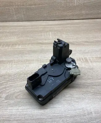 Opel Astra H Rear door lock 13228372