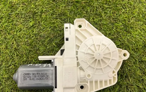Audi A8 S8 D4 4H Rear door window regulator motor 8K0959802B 12420261759