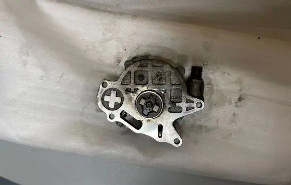 Volkswagen PASSAT B7 Vacuum pump 03L145100